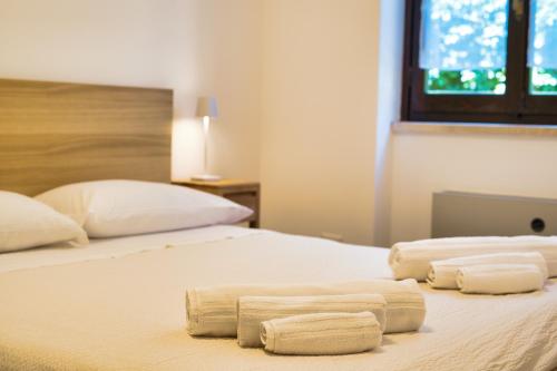 a bed with three towels sitting on top of it at CaLolden in Ballabio