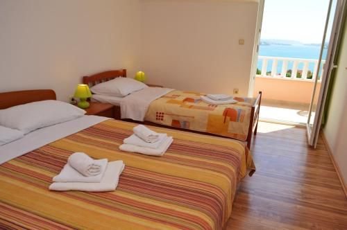 Un pat sau paturi într-o cameră la Darijan Apartments