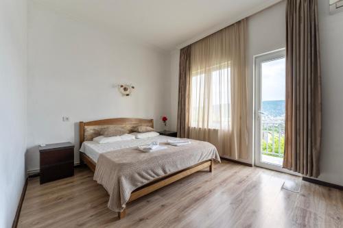 Ένα ή περισσότερα κρεβάτια σε δωμάτιο στο Upstairs Hotel Tbilisi