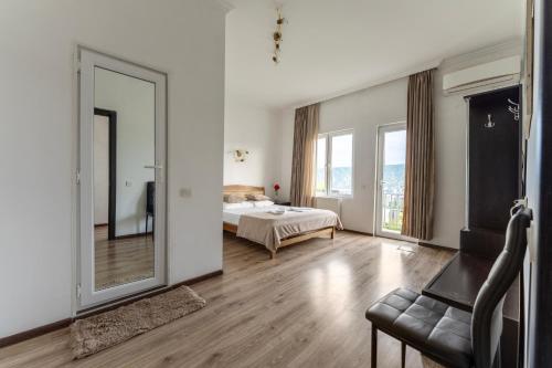 Ένα ή περισσότερα κρεβάτια σε δωμάτιο στο Upstairs Hotel Tbilisi
