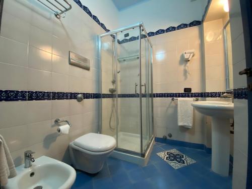un bagno con doccia, WC e lavandino di Hotel Aura a Vulcano