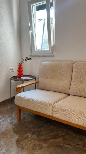 Χώρος καθιστικού στο MOREBIT - between sea and mountains, Cozy apartment with fireplace and heating