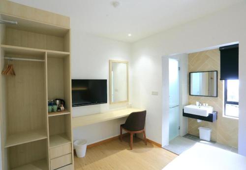 ジョホールバルにあるMIYABI HOTEL PERMASのバスルーム(シンク、鏡付きデスク付)