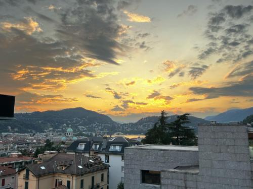 - Vistas a la ciudad al atardecer en Liberty Home by Quokka 360 - period apartment in Como, en Como