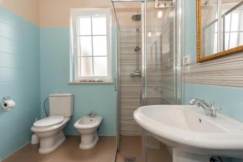un baño con inodoro y lavabo en Villa Ivona, a luxurious villa minutes from the sea, en Labin