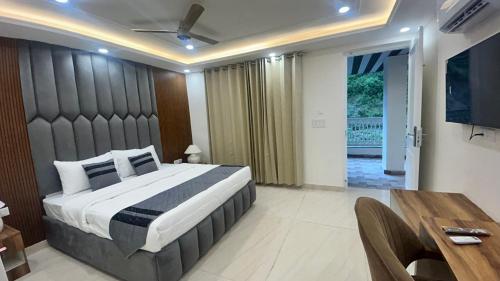 Ένα ή περισσότερα κρεβάτια σε δωμάτιο στο Refined Retreat Dehradun