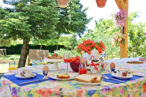 a table with a table cloth with sandwiches and bread at Al Villino del Sole in Fano