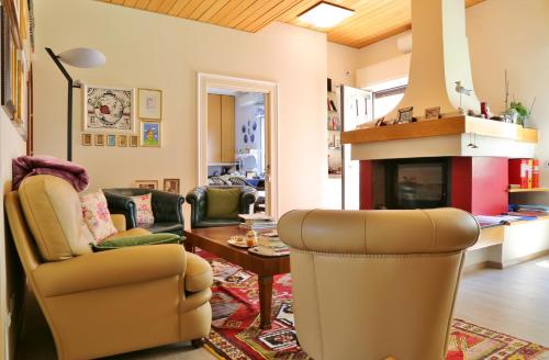 uma sala de estar com cadeiras e uma lareira em Al Villino del Sole em Fano