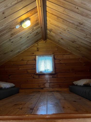 ein Zimmer in einem Blockhaus mit einem Fenster in der Unterkunft Danhostel Haderslev Byferie in Haderslev