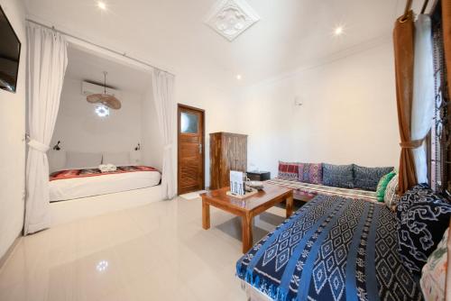 Ένα ή περισσότερα κρεβάτια σε δωμάτιο στο Budi GH Bali