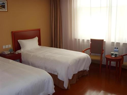 Postel nebo postele na pokoji v ubytování GreenTree Inn Laiwu Frank