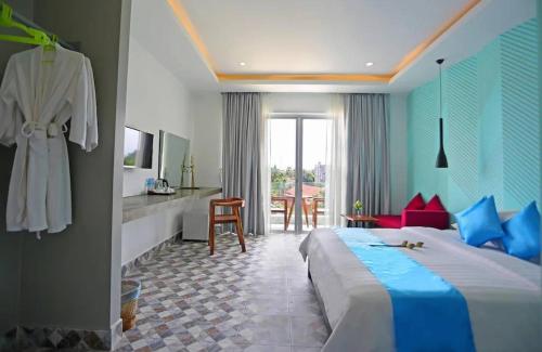 a hotel room with a bed and a dining room at Siem Reap Local Stay in Phumĭ Réach Born