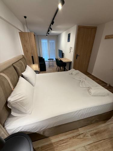 Ethra Suite 9