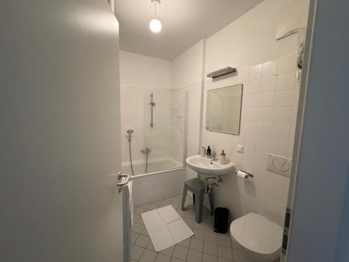 a white bathroom with a sink and a toilet at Klimatisierte Luxus-Dachterrassenwohnung im Zentrum in Sankt Pölten