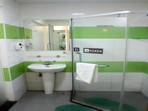 Ένα μπάνιο στο 7 Days Inn Deyang Zhongjiang Kuishan Park