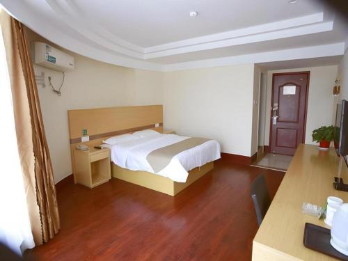 Cama o camas de una habitación en GreenTree Inn Linyi Bus Station