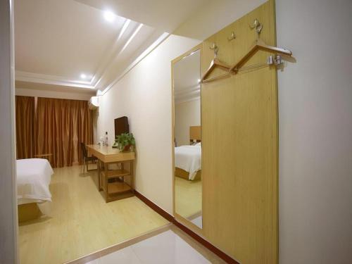Cama o camas de una habitación en GreenTree Inn Linyi Bus Station