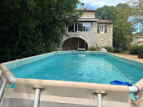une grande piscine devant une maison dans l'établissement Maison Chandolas - Charmante maison pour 10 voyageurs, à Chandolas