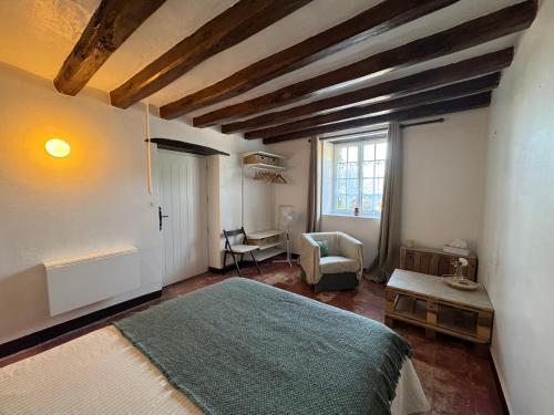 une chambre avec un lit, un bureau et une fenêtre dans l'établissement Domaine Beauséjour, à Panzoult