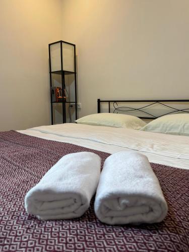 Una cama o camas en una habitación de Chacha B&B