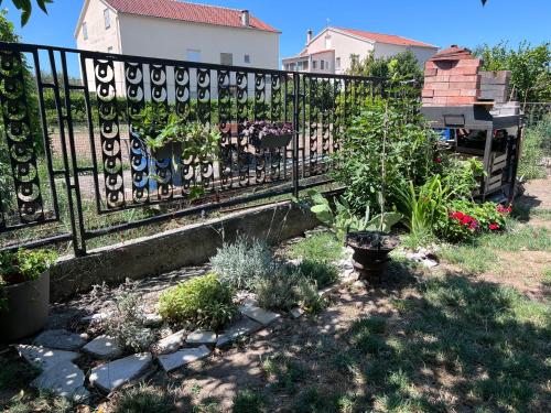a garden with a fence and some plants at Villa Mandarin in Opuzen