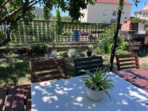 a table with two chairs and a fence in a yard at Villa Mandarin in Opuzen
