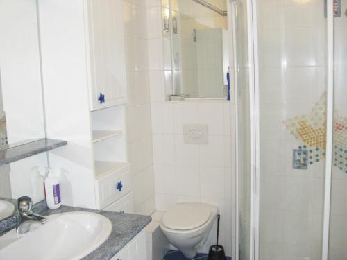 une salle de bain avec toilettes, lavabo et douche dans l'établissement Les Camellias, à La Baule