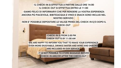 einen Wandsticker in einem Wohnzimmer mit Sofa in der Unterkunft Living Lake Como-Rooms&Parking in Como