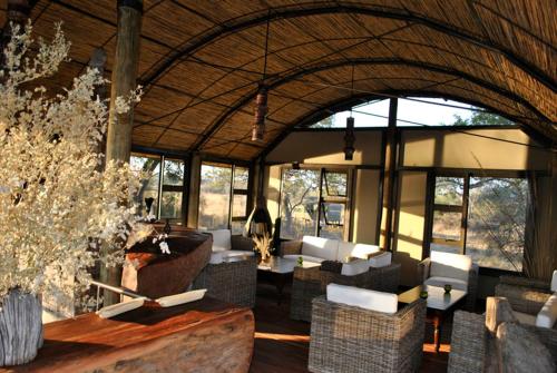 Posezení v ubytování Nkasa Lupala Tented Lodge