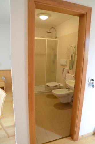 Koupelna v ubytování Hotel Corona