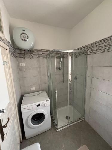 a washing machine in a bathroom with a shower at Casa Altobelli in Borgo San Pietro
