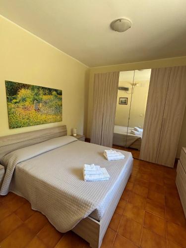 a bedroom with a bed with two towels on it at Casa Altobelli in Borgo San Pietro
