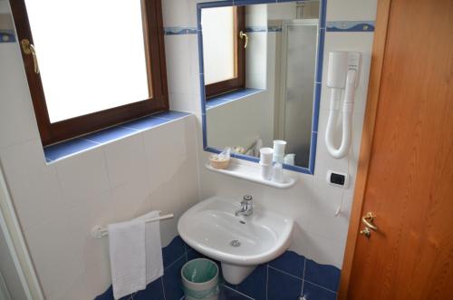 Koupelna v ubytování Hotel Corona
