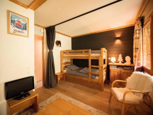 a living room with a bunk bed and a tv at Studio-cabine au pied des pistes avec terrasse de plain-pied in Valmorel