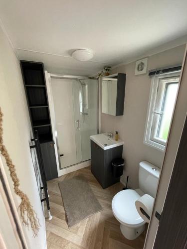 Bilik mandi di Wild Flower Wellness met privé Sauna en Hot Tub in prachtige tuin met overkapping