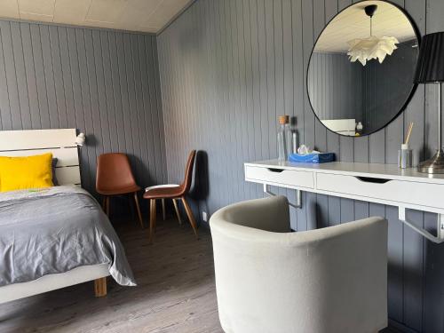 Ένα ή περισσότερα κρεβάτια σε δωμάτιο στο ZeNour Your Cozy Stay in Åmål