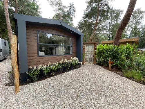 Taman di luar Wild Flower Wellness met privé Sauna en Hot Tub in prachtige tuin met overkapping