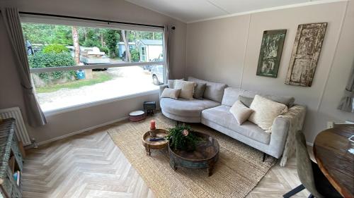 Ruang duduk di Wild Flower Wellness met privé Sauna en Hot Tub in prachtige tuin met overkapping