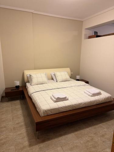 a bedroom with a bed with two pillows on it at Το Πέτρινο Σπιτι in Polykhrono