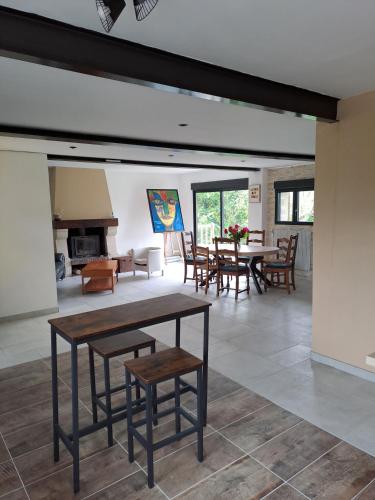 - un salon avec des tables, des chaises et une cheminée dans l'établissement La JUFE, à Cormeilles