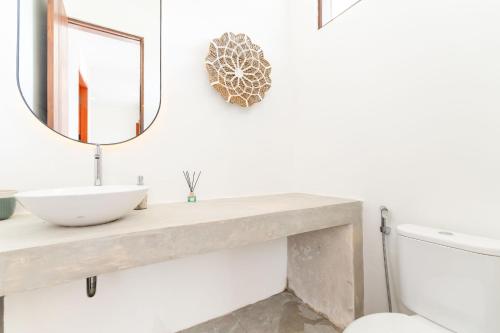 Bilik mandi di Sunny 2BR Villa with Private Pool in Canggu