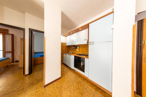Η κουζίνα ή μικρή κουζίνα στο Two steps from the sea Puccini seahouse