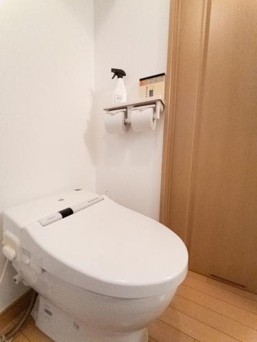 Bilik mandi di ゲストハウス陽だまりのうたたねこ満月の部屋
