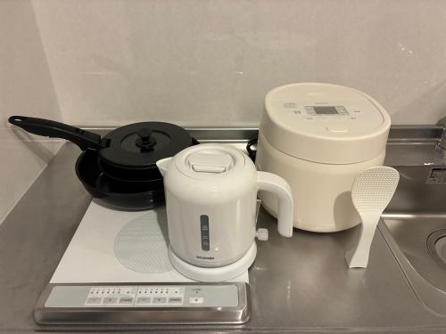 a coffee maker and a blender on a counter at trive meiekinishi 206 最大6名宿泊可 名古屋駅まで1駅 太閤通駅徒歩4分 角部屋 無料駐車場付き in Wada