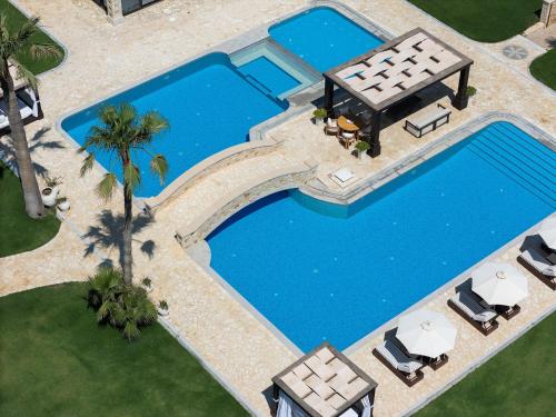 Bazén v ubytování Paralia Beachfront Residence nebo v jeho okolí