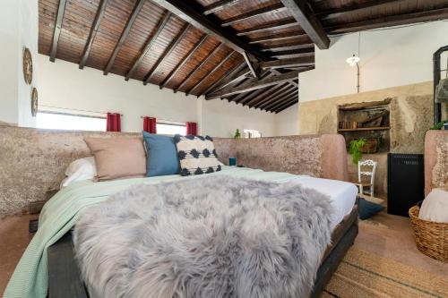 NunziataにあるVilla Nature & Relax Taorminaのベッドルーム(大型ベッド1台、ファジー毛布付)