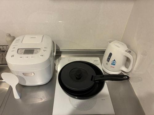 a printer and a toaster sitting on a counter at trive meieki nishi 105 最大6名宿泊可 名古屋駅まで1駅 太閤通駅徒歩4分 in Nagoya
