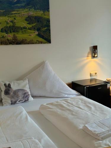 Кровать или кровати в номере Hotel Hasen Kaufbeuren Allgäu