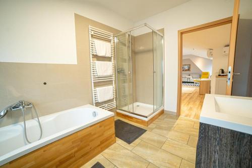 Phòng tắm tại Jenapartments Penthouse Terrasse Waschtrockner sehr zentral