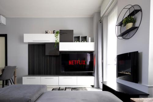 a living room with a fireplace and a bed at Spazioso appartamento con terrazzo Navigli, Bocconi in Milan